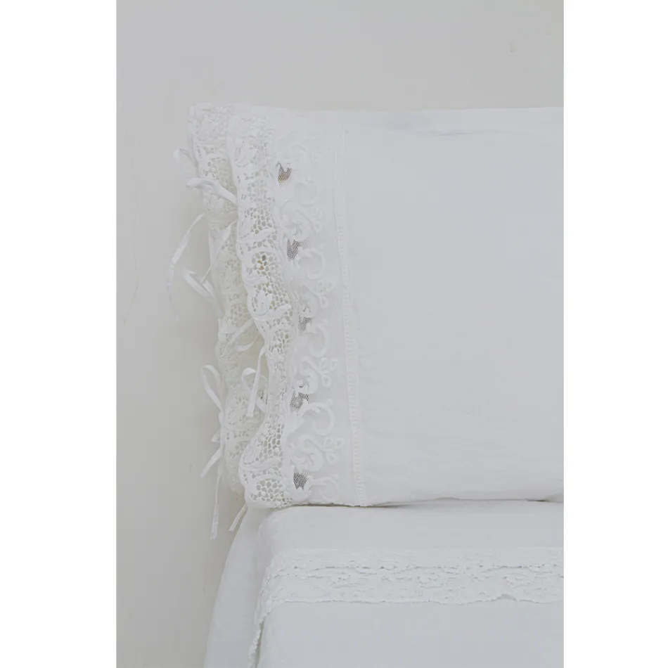 Linen Pillowcase with White Lace for Luxury Design Bed Made in Italy - Kiss Viadurini
